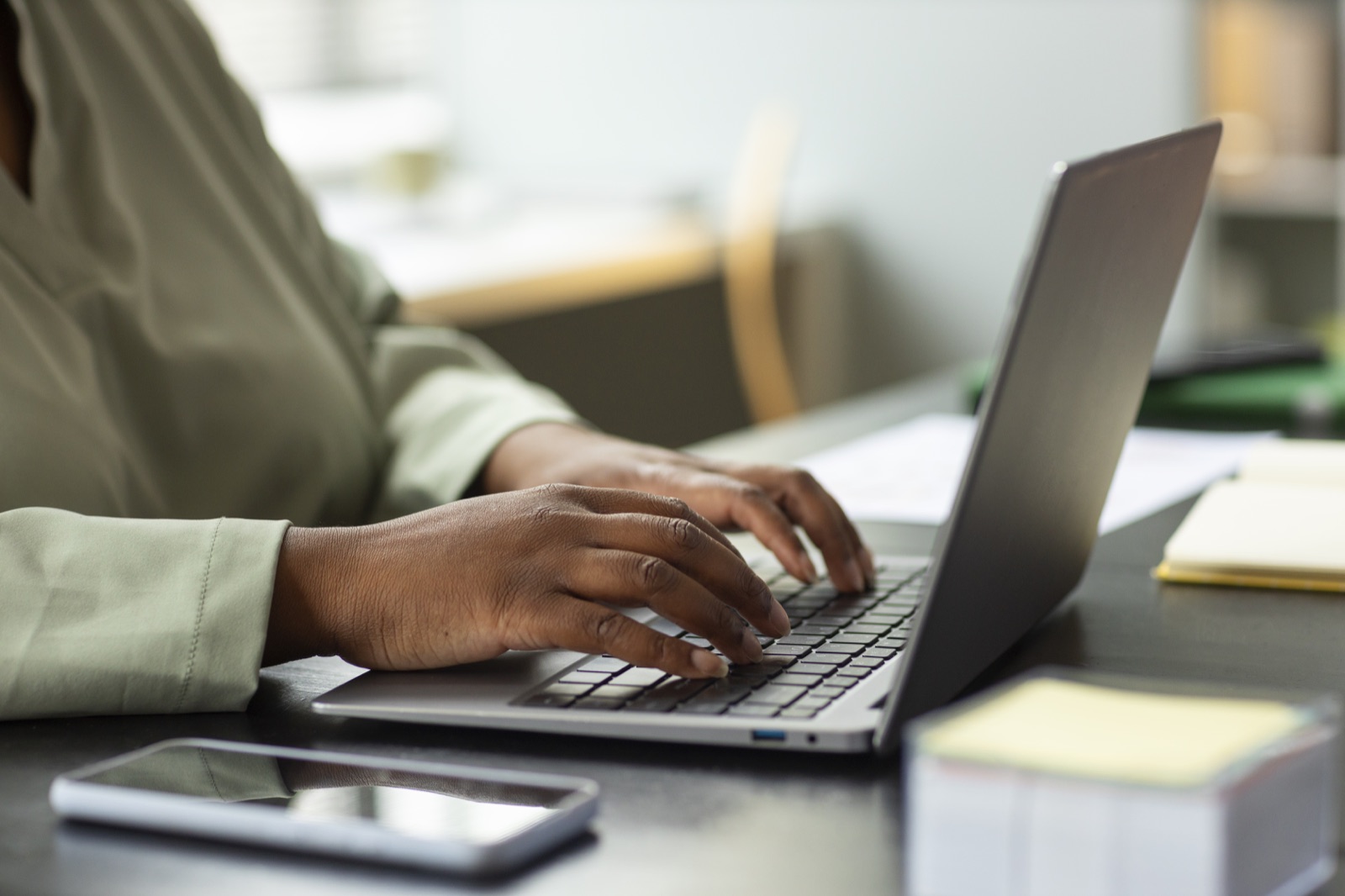Collaborateurs travaillant sur un ordinateur portable
